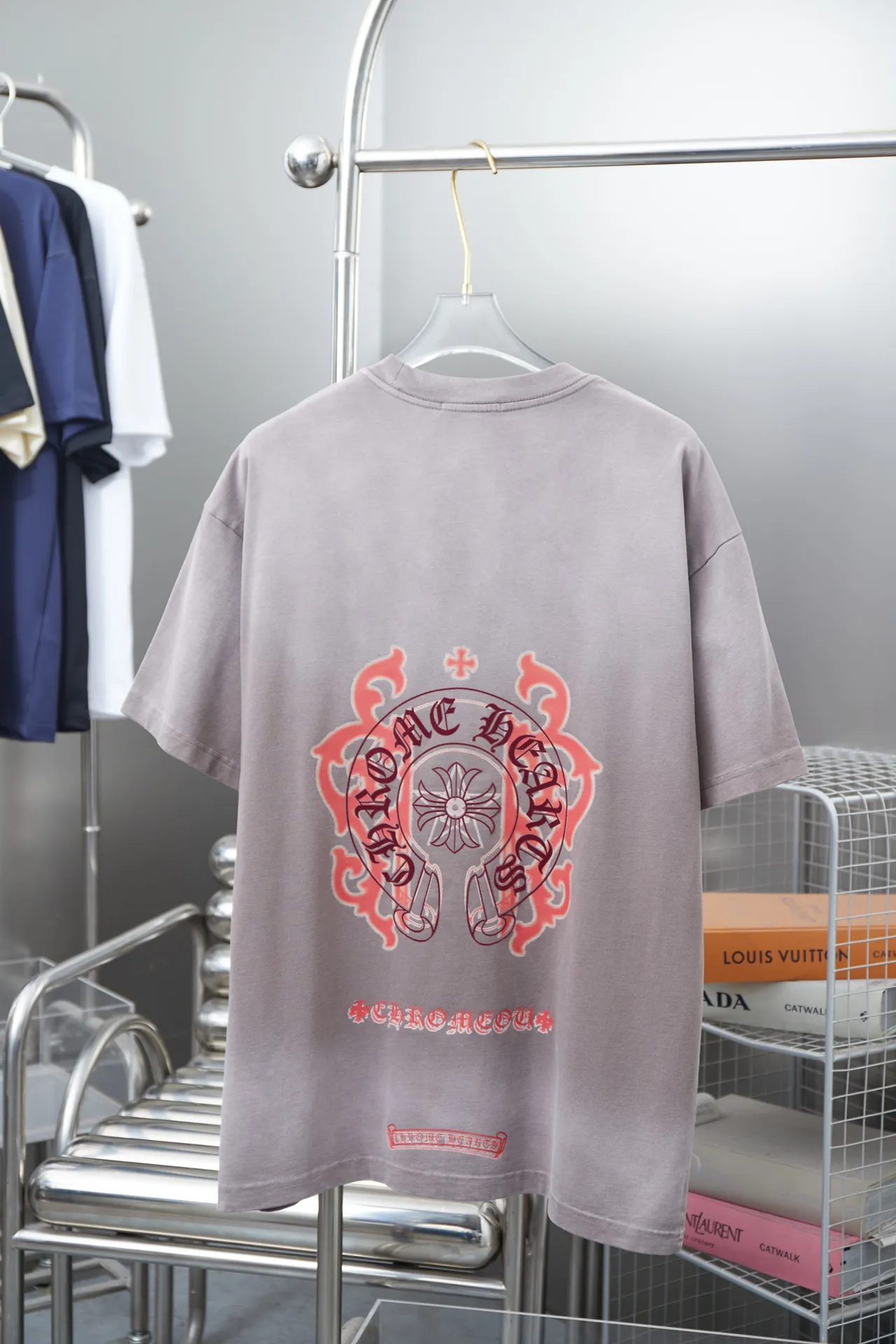 🅿️220 Chrome Hearte 25SS early spring new style Chrome Hearte flocked contrasting letter logo printed short sleeves Light luxury essential item for daily commuting for men and women Correct version Welcome to compare Detailed features · 280g 100% pure cotton double yarn jersey fabric · Custom dyed in the same cylinder, special thickened 32 count double-ply 1X1 thread · Hand-painted printing ➕ flocked letter printing process. Ready-to-wear dyeing Then do the faded fried snowflake process, then wash it to make it look old. Common washing improves the effect · Double-needle stitching across seams · Original main mark, washed tag, branded moisture-proof paper packaging Color: black/blue/khaki/green Size: S/M/L/XL